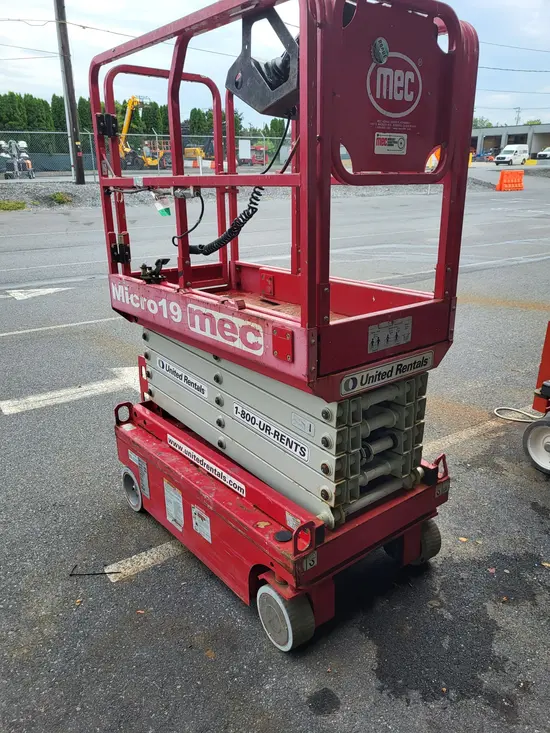 2018 MEC MICRO 19 Scissor Lift