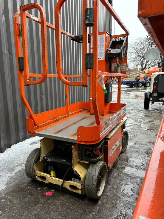2015 JLG 1230ES Self-Propelled One-Person Lift