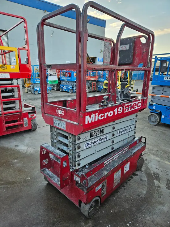 2018 MEC MICRO 19 Scissor Lift