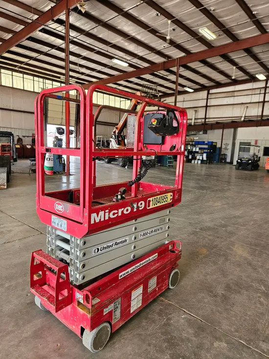 2018 MEC MICRO 19 Scissor Lift