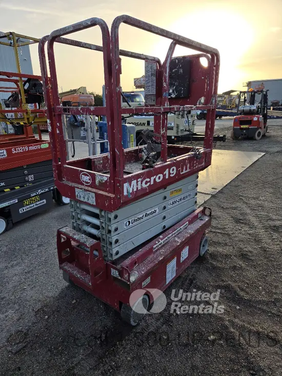 2018 MEC MICRO 19 Scissor Lift