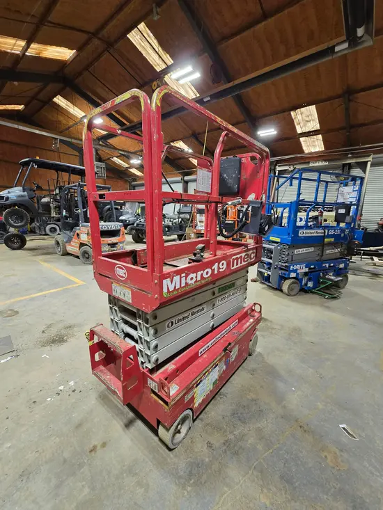 2019 MEC MICRO 19 Scissor Lift