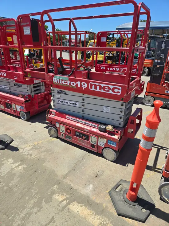 2019 MEC MICRO 19 Scissor Lift