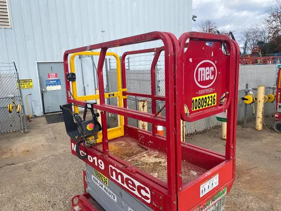 2018 MEC MICRO 19 Scissor Lift