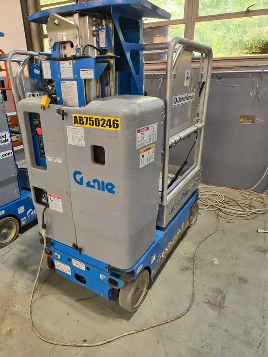 2019 Genie GR-12 Self-Propelled One-Person Lift