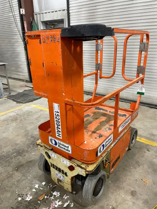 2015 JLG 1230ES Self-Propelled One-Person Lift