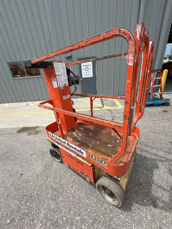 2016 JLG 1230ES Self-Propelled One-Person Lift