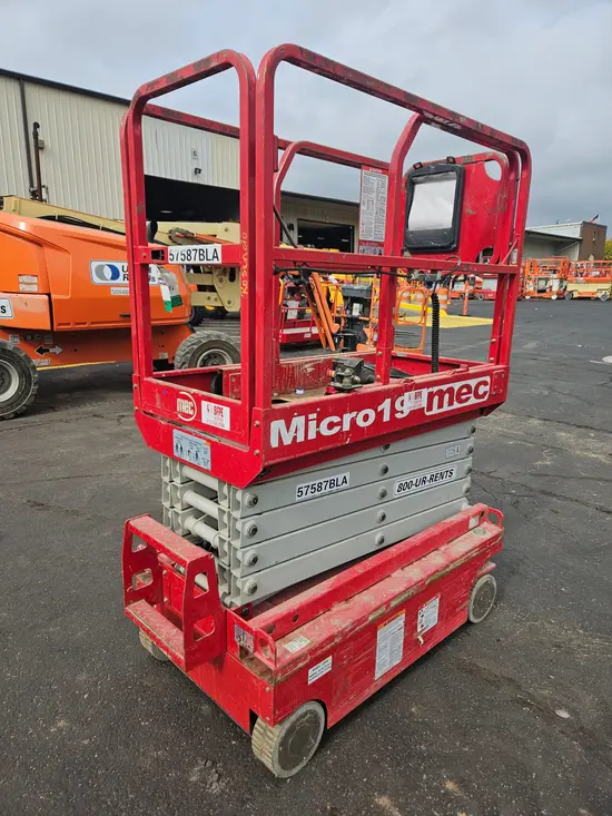 2018 MEC MICRO 19 Scissor Lift