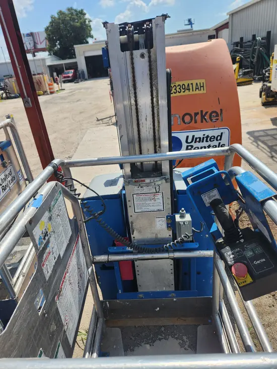 2018 Genie GR-20 Self-Propelled One-Person Lift