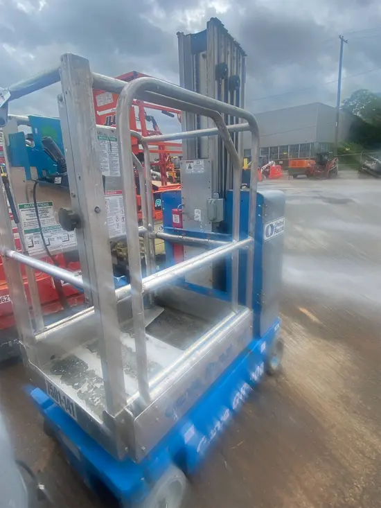 2018 Genie GR-20 Self-Propelled One-Person Lift