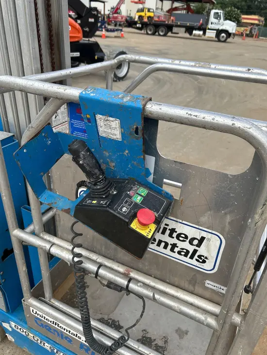 2016 Genie GR-20 Self-Propelled One-Person Lift