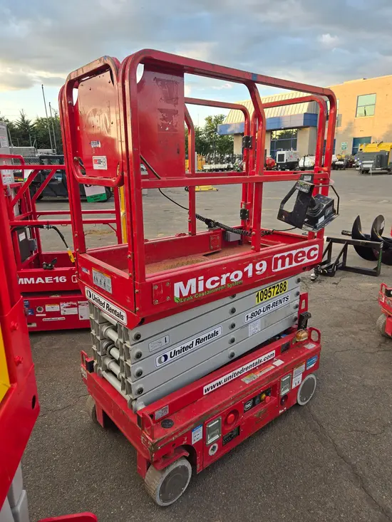 2019 MEC MICRO 19 Scissor Lift