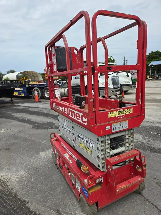 2019 MEC MICRO 19 Scissor Lift