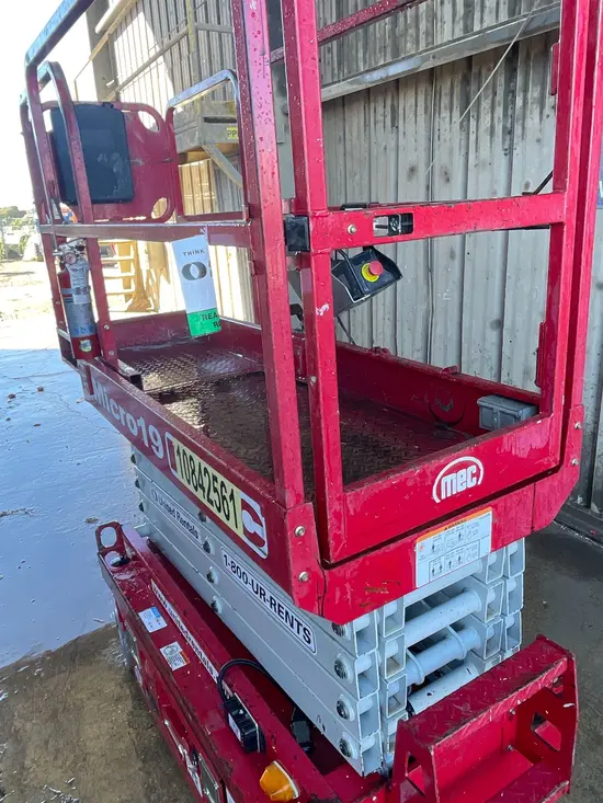 2018 MEC MICRO 19 Scissor Lift
