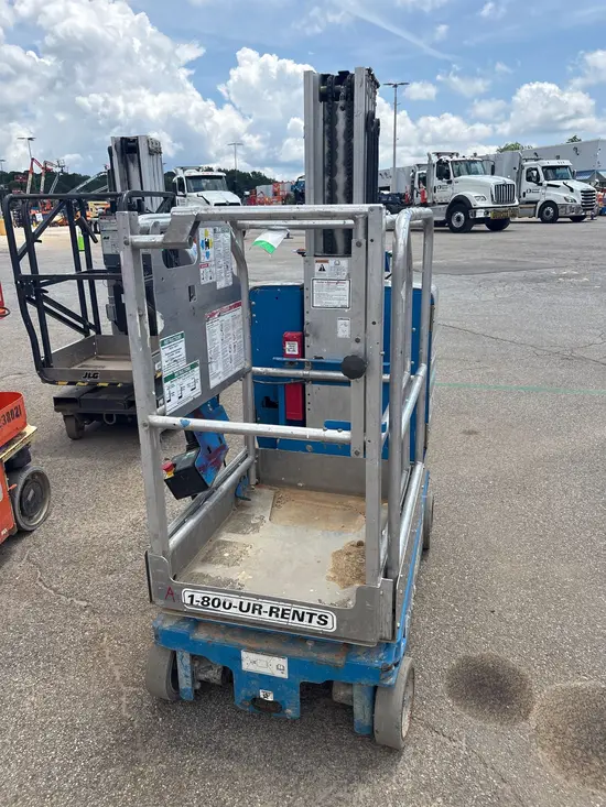 2016 Genie GR-20 Self-Propelled One-Person Lift