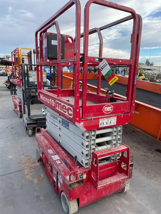 2018 MEC MICRO 19 Scissor Lift