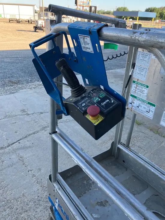 2018 Genie GR-12 Self-Propelled One-Person Lift