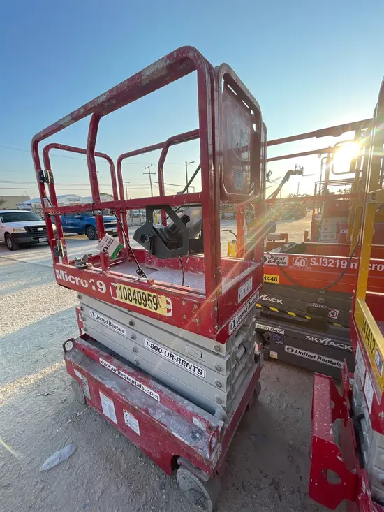 2018 MEC MICRO 19 Scissor Lift