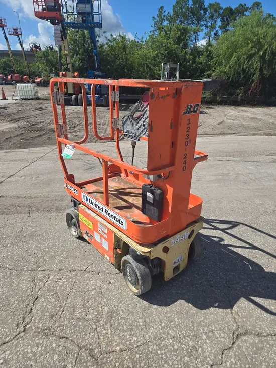 2018 JLG 1230ES Self-Propelled One-Person Lift
