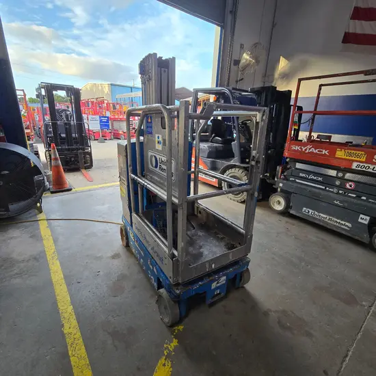 2018 Genie GR-20 Self-Propelled One-Person Lift