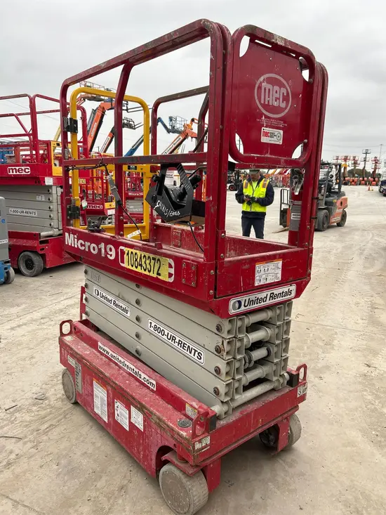 2018 MEC MICRO 19 Scissor Lift