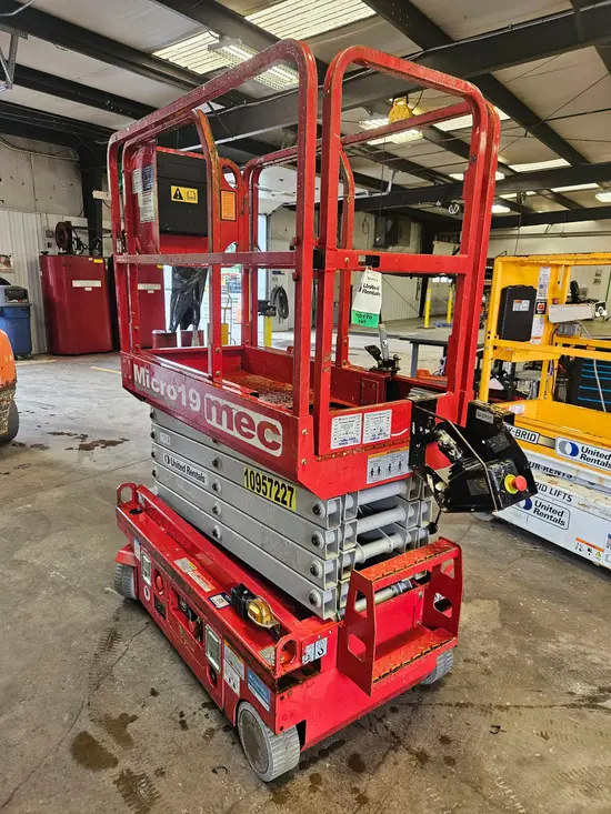 2019 MEC MICRO 19 Scissor Lift