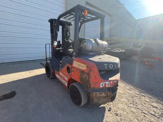 2018 Toyota 8FGU30 Warehouse Forklift