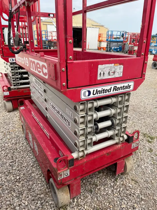 2018 MEC MICRO 19 Scissor Lift