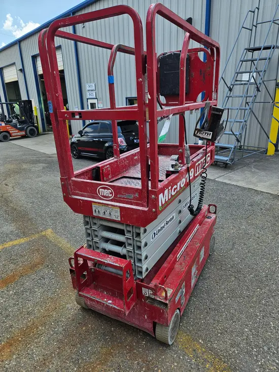 2019 MEC MICRO 19 Scissor Lift