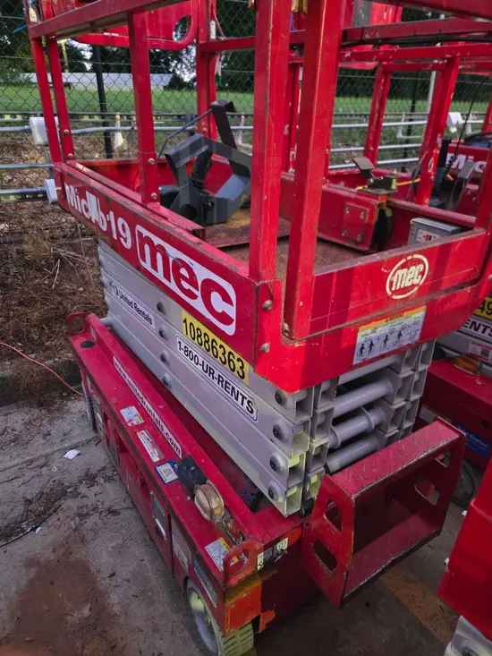 2019 MEC MICRO 19 Scissor Lift
