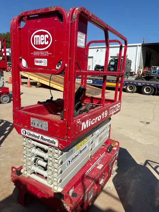 2018 MEC MICRO 19 Scissor Lift
