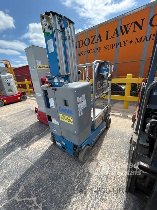 2018 Genie GR-20 Self-Propelled One-Person Lift
