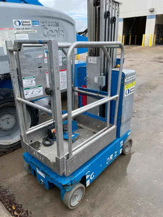 2017 Genie GR-20 Self-Propelled One-Person Lift