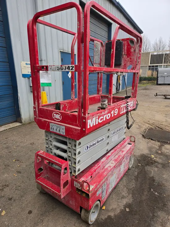 2018 MEC MICRO 19 Scissor Lift