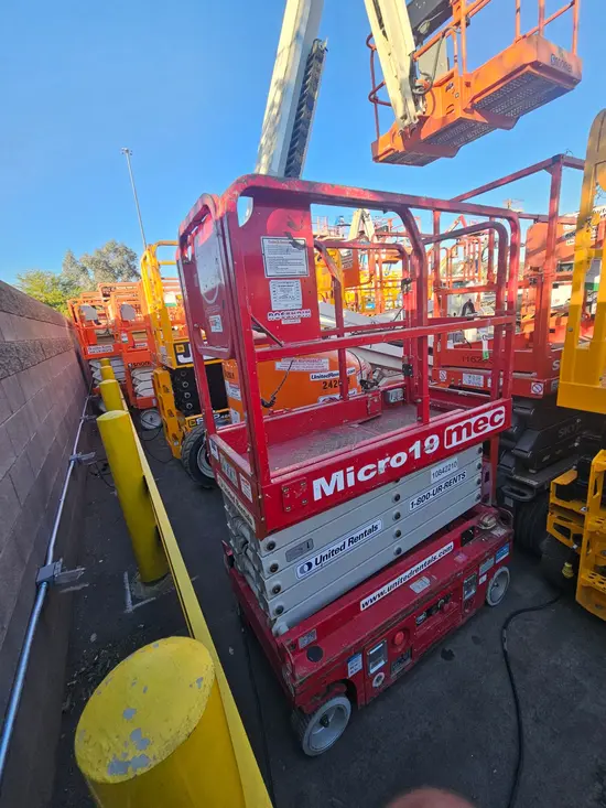 2018 MEC MICRO 19 Scissor Lift