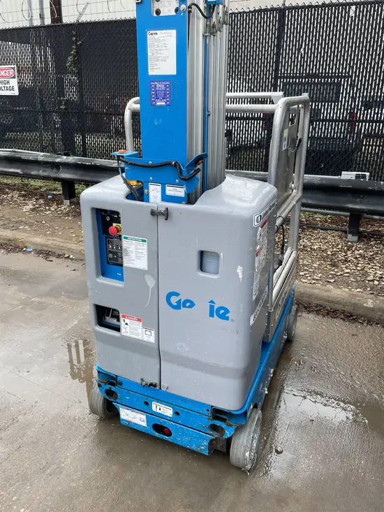 2017 Genie GR-20 Self-Propelled One-Person Lift