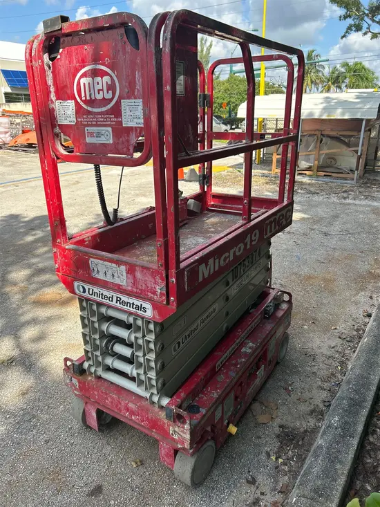 2018 MEC MICRO 19 Scissor Lift