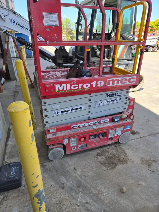 2019 MEC MICRO 19 Scissor Lift