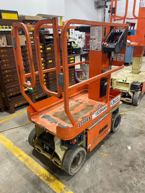 2015 JLG 1230ES Self-Propelled One-Person Lift