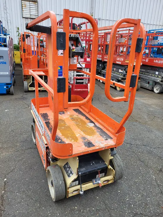 2016 JLG 1230ES Self-Propelled One-Person Lift