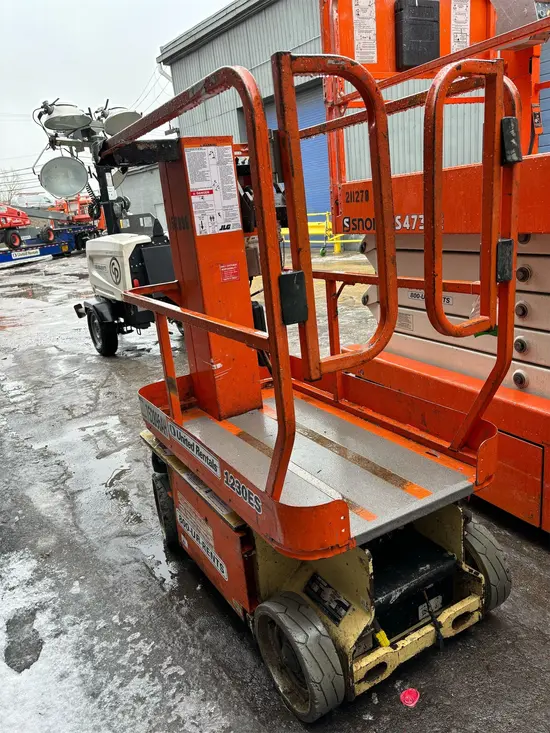 2015 JLG 1230ES Self-Propelled One-Person Lift