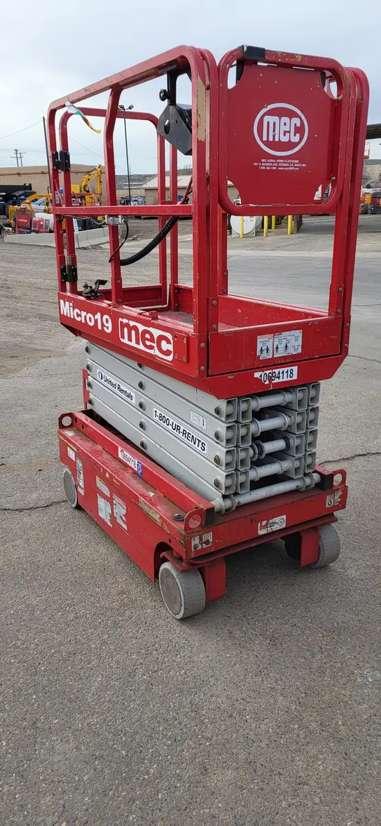 2017 MEC MICRO 19 Scissor Lift