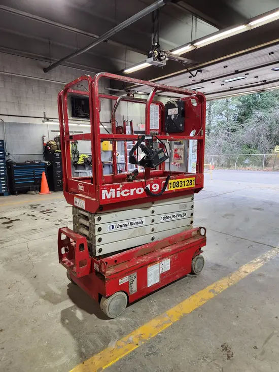 2018 MEC MICRO 19 Scissor Lift