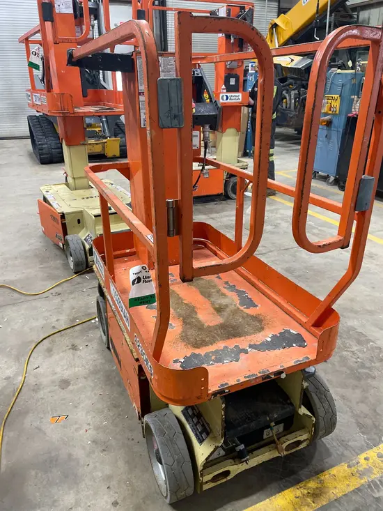 2015 JLG 1230ES Self-Propelled One-Person Lift