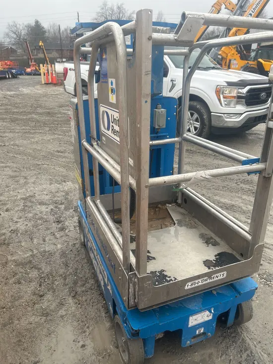 2018 Genie GR-12 Self-Propelled One-Person Lift