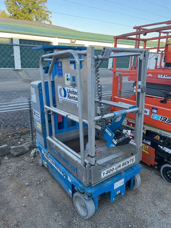 2018 Genie GR-12 Self-Propelled One-Person Lift