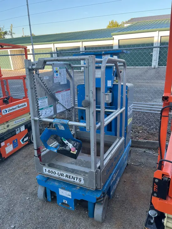 2018 Genie GR-12 Self-Propelled One-Person Lift