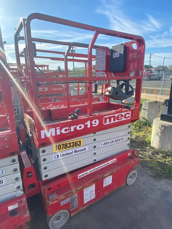 2018 MEC MICRO 19 Scissor Lift