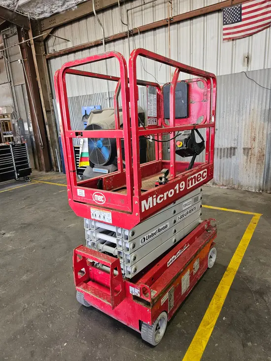 2018 MEC MICRO 19 Scissor Lift