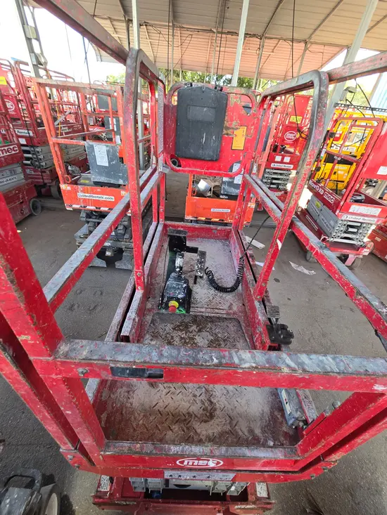 2018 MEC MICRO 19 Scissor Lift